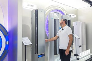 Arsenal Legend Robert Pir�s Visits TCL Air Conditioner Smart Manufacturing Base, Experiencing  ...